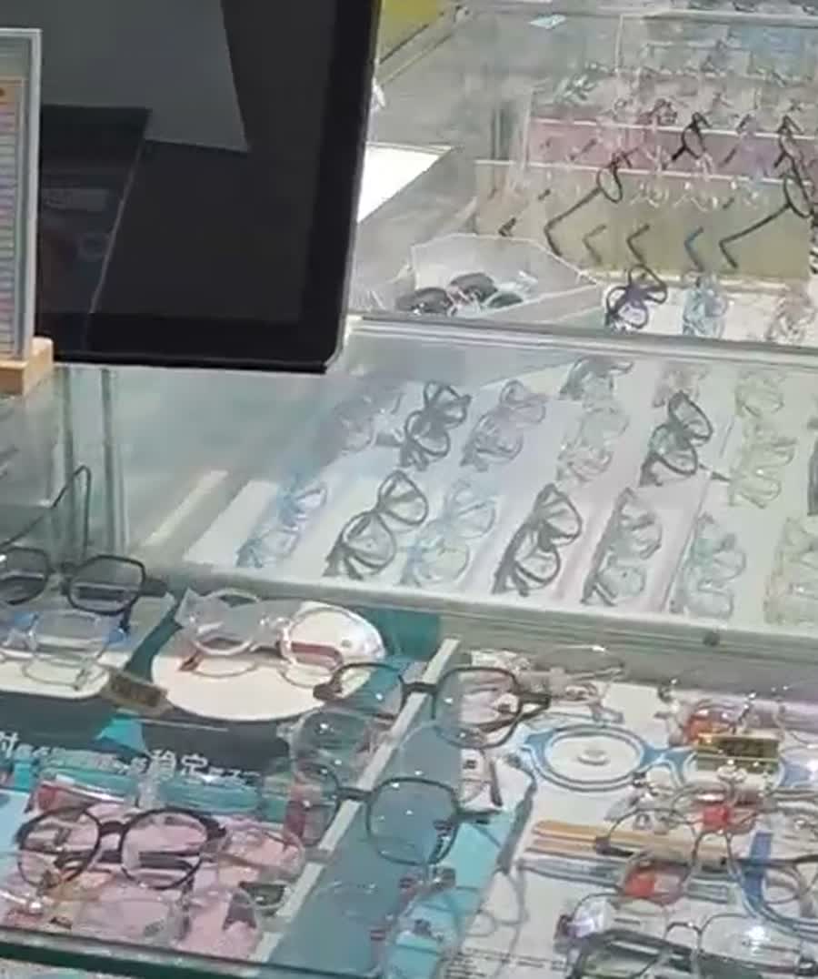 博爱配镜区域的眼镜展示。
