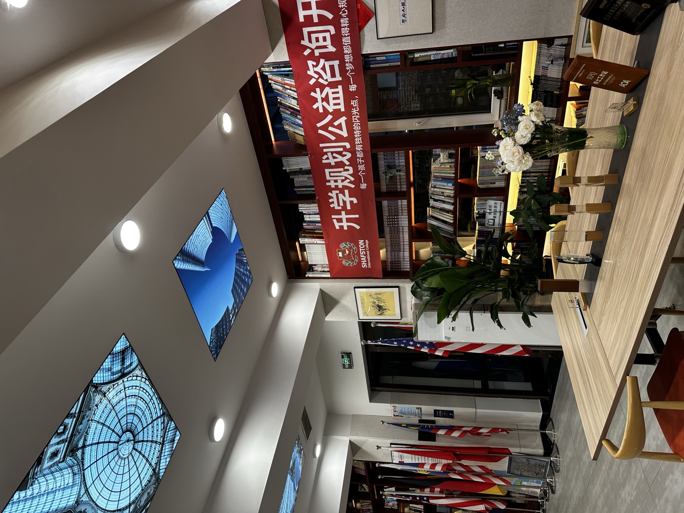拍摄现场的一角｜环境、书架和工作细节也可以成为叙事素材