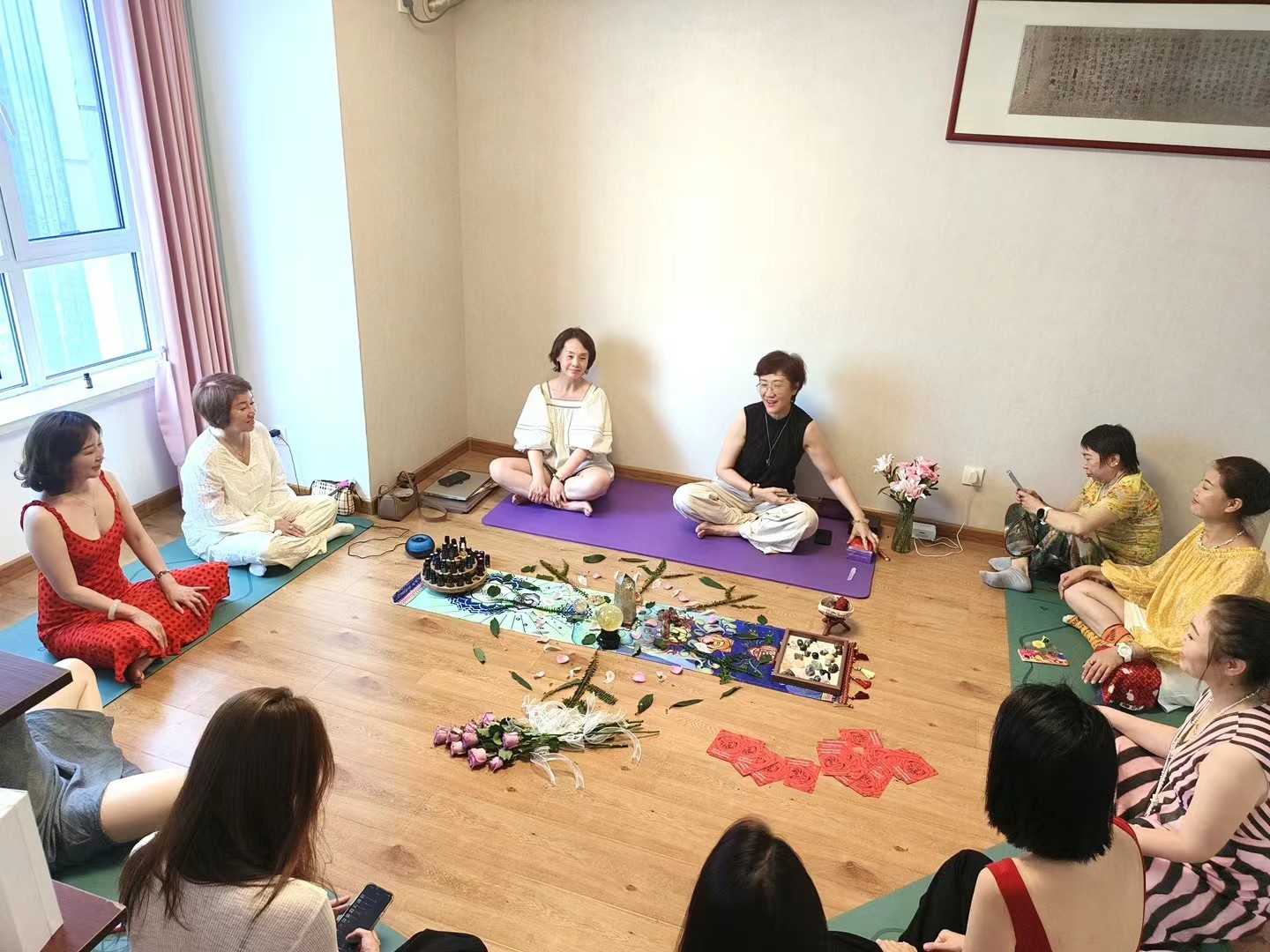 围坐交流的活动现场