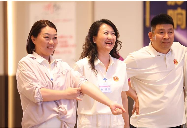 课间与同学交流