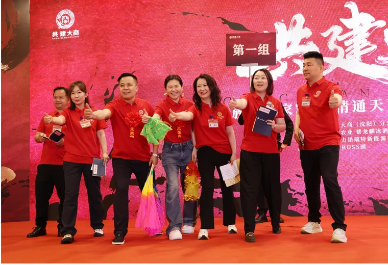 小组成员合影