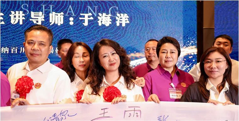 与同学们一起留影
