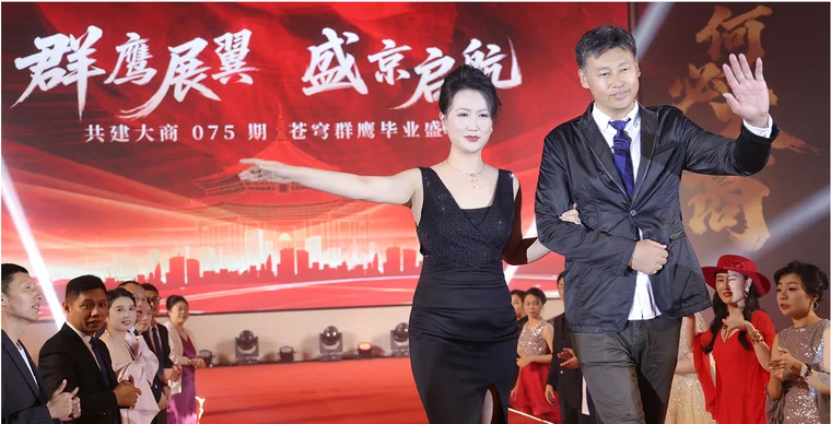 毕业活动入场留影